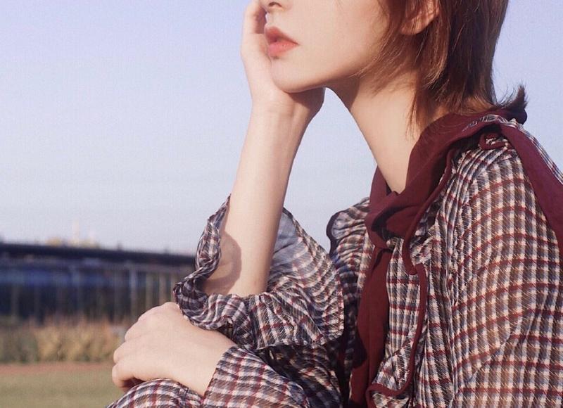 和刚认识的女孩聊天怎么找话题？下面为你提供几个方法